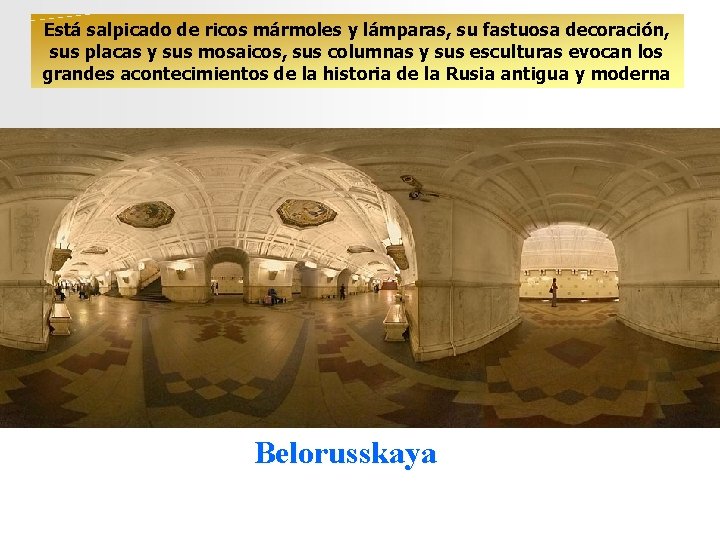 Está salpicado de ricos mármoles y lámparas, su fastuosa decoración, sus placas y sus