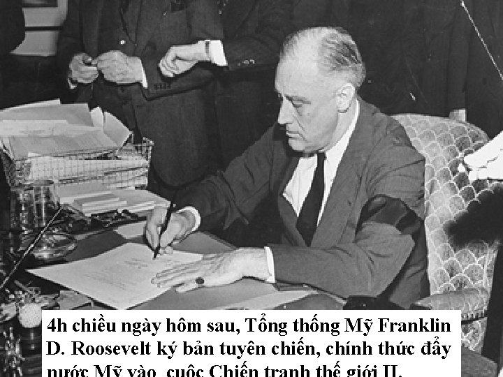 4 h chiều ngày hôm sau, Tổng thống Mỹ Franklin D. Roosevelt ký bản