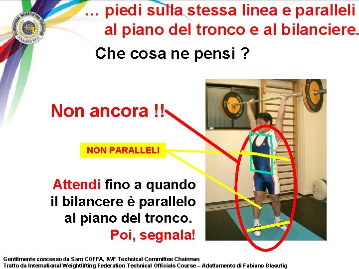 … piedi sulla stessa linea e paralleli al piano del tronco e al bilanciere.