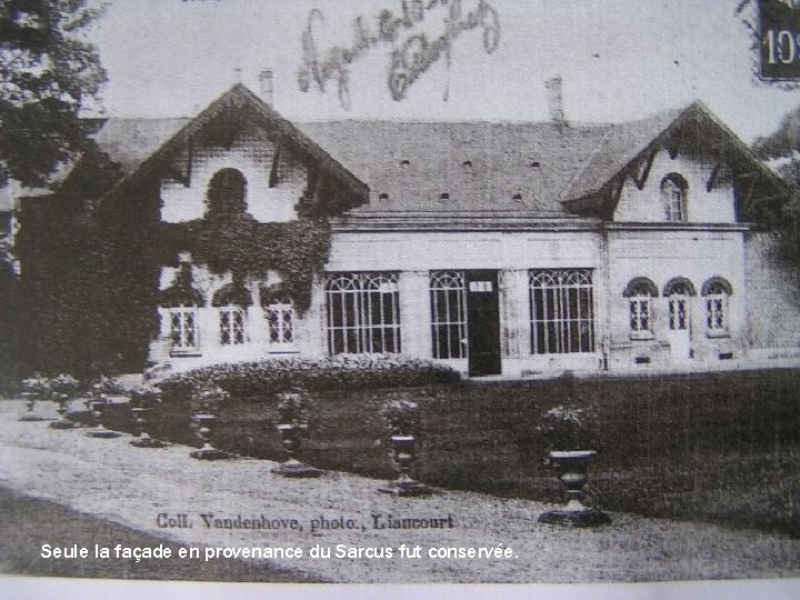 Seule la façade en provenance du Sarcus fut conservée. 