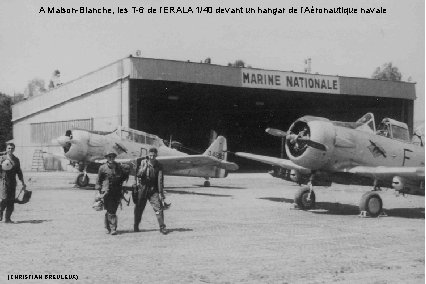 A Maison-Blanche, les T-6 de l’ERALA 1/40 devant un hangar de l’Aéronautique navale (CHRISTIAN