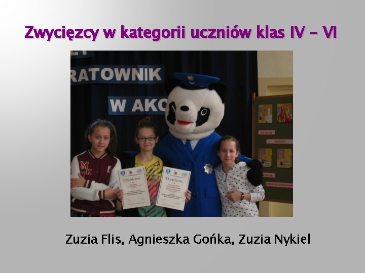 Zwycięzcy w kategorii uczniów klas IV - VI Zuzia Flis, Agnieszka Gońka, Zuzia Nykiel