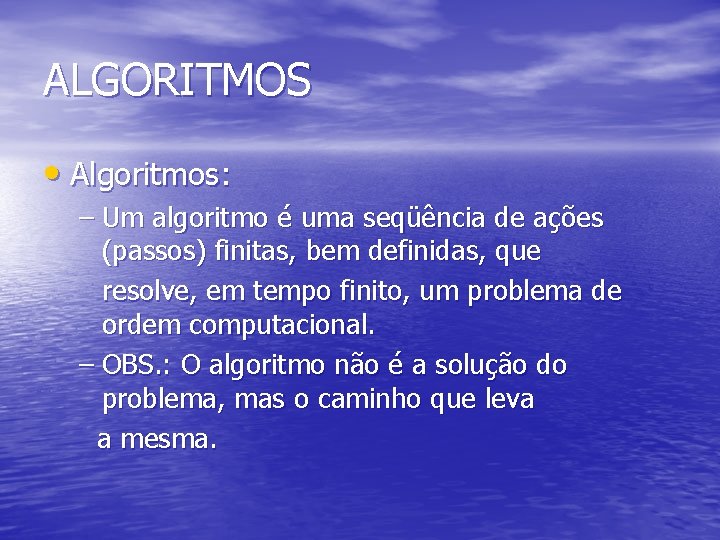 ALGORITMOS • Algoritmos: – Um algoritmo é uma seqüência de ações (passos) finitas, bem