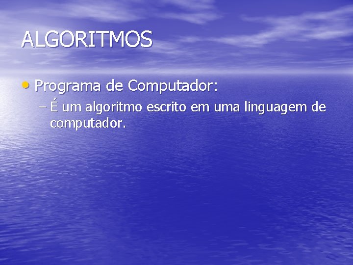 ALGORITMOS • Programa de Computador: – É um algoritmo escrito em uma linguagem de