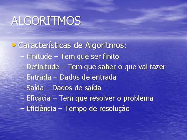 ALGORITMOS • Características de Algoritmos: – Finitude – Tem que ser finito – Definitude