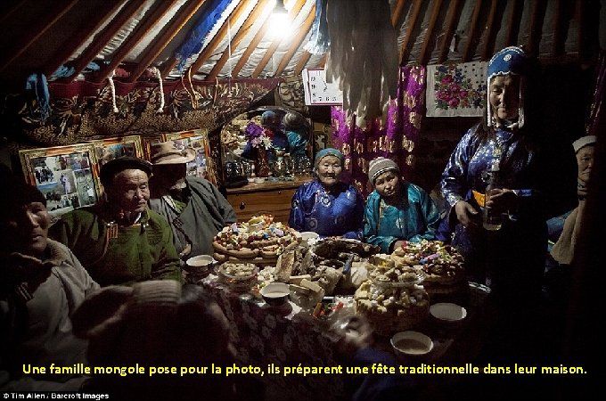 Une famille mongole pose pour la photo, ils préparent une fête traditionnelle dans leur