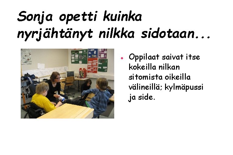 Sonja opetti kuinka nyrjähtänyt nilkka sidotaan. . . Oppilaat saivat itse kokeilla nilkan sitomista