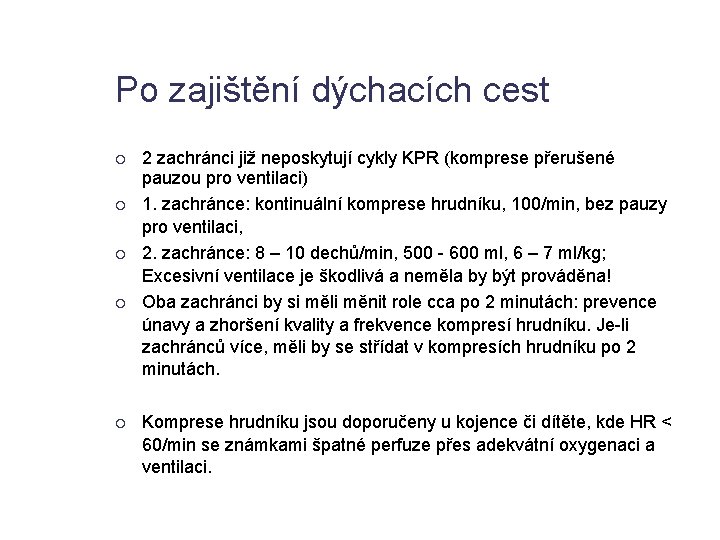 Po zajištění dýchacích cest 2 zachránci již neposkytují cykly KPR (komprese přerušené pauzou pro