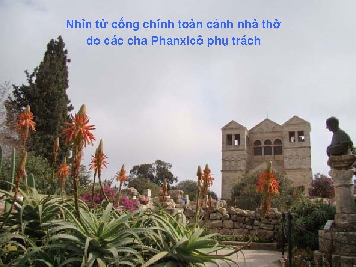 Nhìn từ cổng chính toàn cảnh nhà thờ do các cha Phanxicô phụ trách