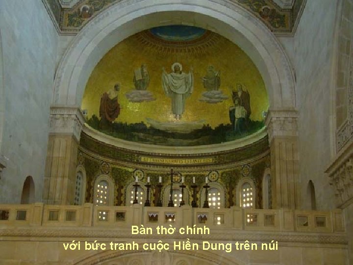 Bàn thờ chính với bức tranh cuộc Hiển Dung trên núi 