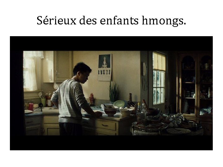 Sérieux des enfants hmongs. 