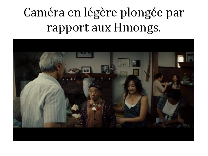 Caméra en légère plongée par rapport aux Hmongs. 