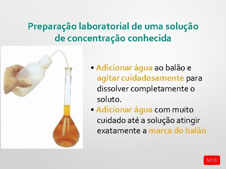 Preparação laboratorial de uma solução de concentração conhecida • Adicionar água ao balão e