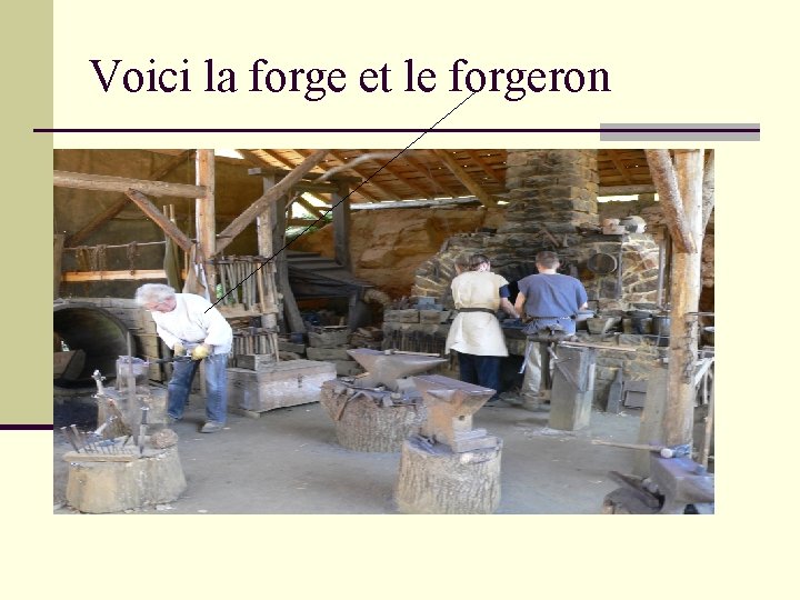 Voici la forge et le forgeron n Le forgeron se trouve a gauche 