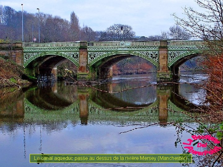 Le canal aqueduc passe au dessus de la rivière Mersey (Manchester) 