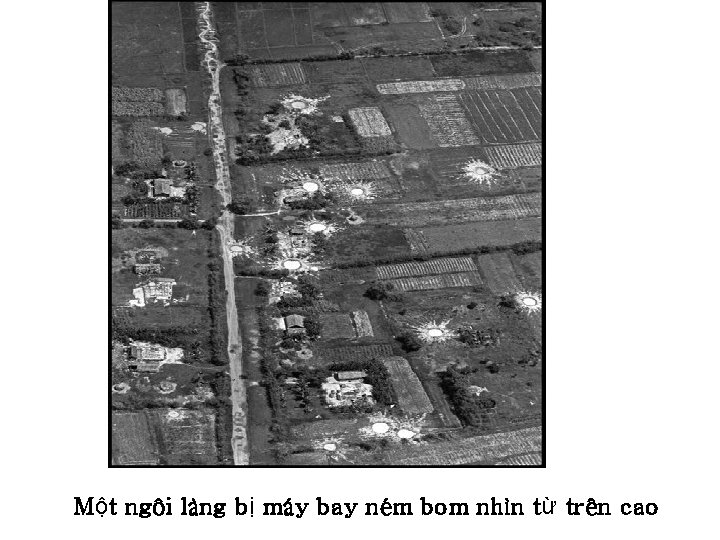 Một ngôi làng bị máy bay ném bom nhìn từ trên cao 