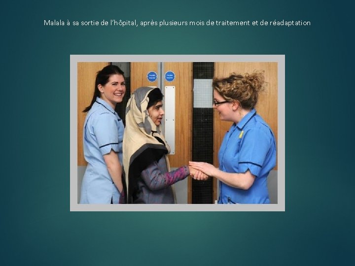 Malala à sa sortie de l’hôpital, après plusieurs mois de traitement et de réadaptation