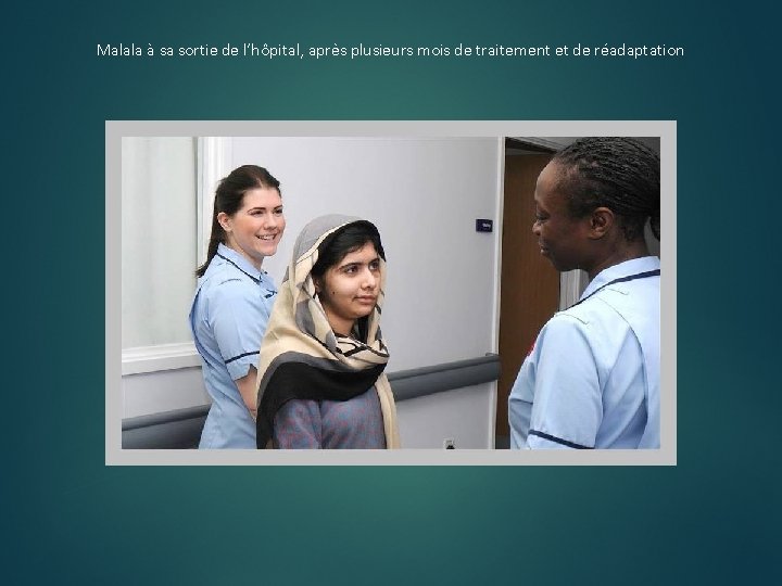 Malala à sa sortie de l’hôpital, après plusieurs mois de traitement et de réadaptation