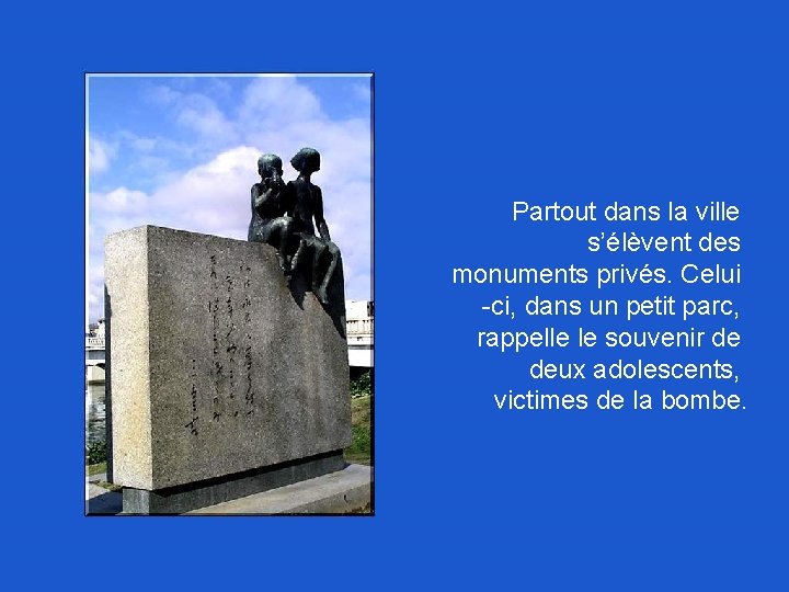 Partout dans la ville s’élèvent des monuments privés. Celui -ci, dans un petit parc,