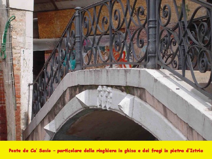 Ponte de Ca’ Savio – particolare della ringhiera in ghisa e dei fregi in