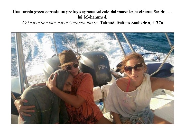 Una turista greca consola un profugo appena salvato dal mare: lei si chiama Sandra