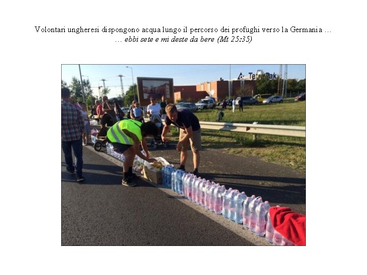 Volontari ungheresi dispongono acqua lungo il percorso dei profughi verso la Germania … …