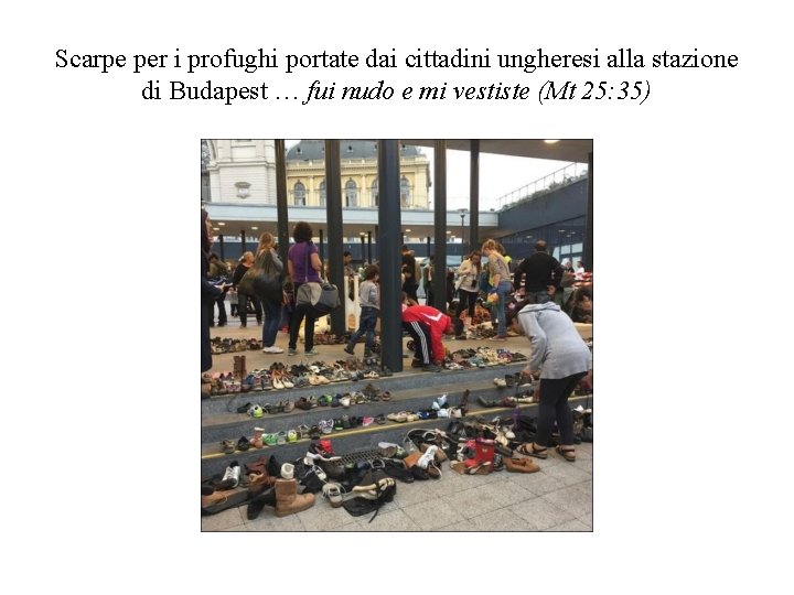 Scarpe per i profughi portate dai cittadini ungheresi alla stazione di Budapest … fui