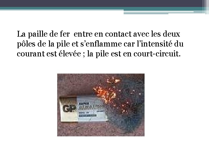 La paille de fer entre en contact avec les deux pôles de la pile