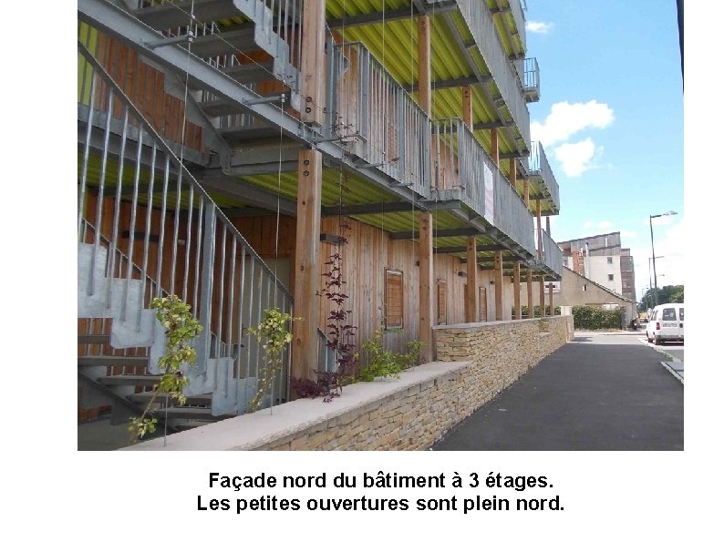 Façade nord du bâtiment à 3 étages. Les petites ouvertures sont plein nord. 