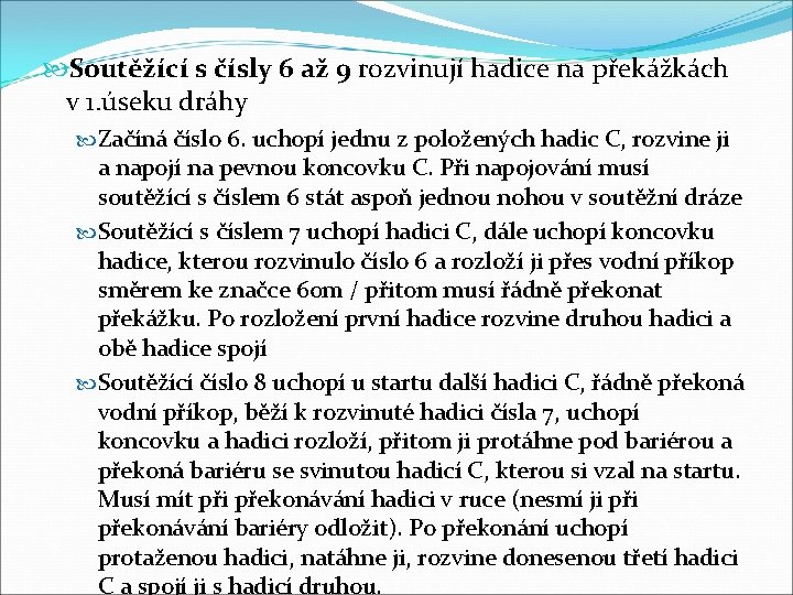  Soutěžící s čísly 6 až 9 rozvinují hadice na překážkách v 1. úseku