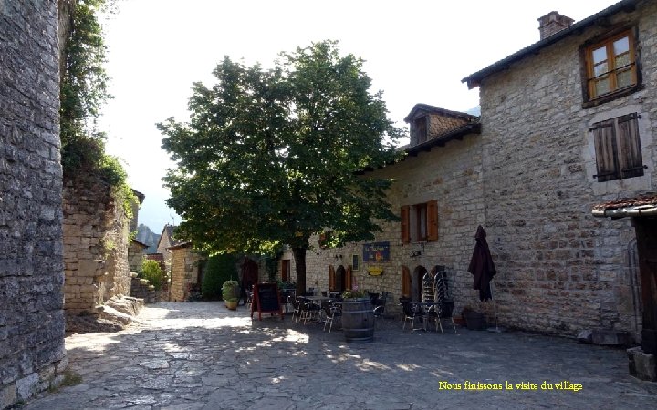 Nous finissons la visite du village 