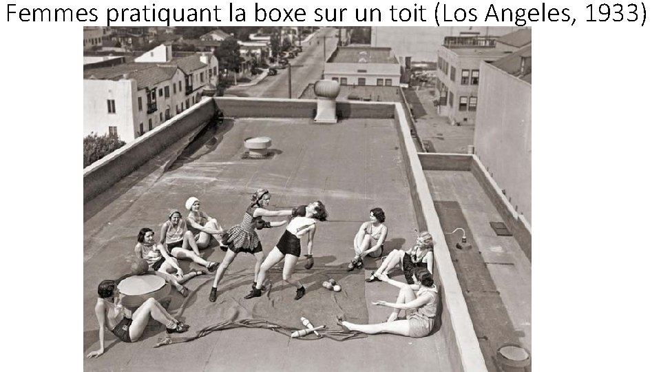 Femmes pratiquant la boxe sur un toit (Los Angeles, 1933) 