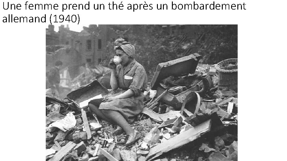 Une femme prend un thé après un bombardement allemand (1940) 