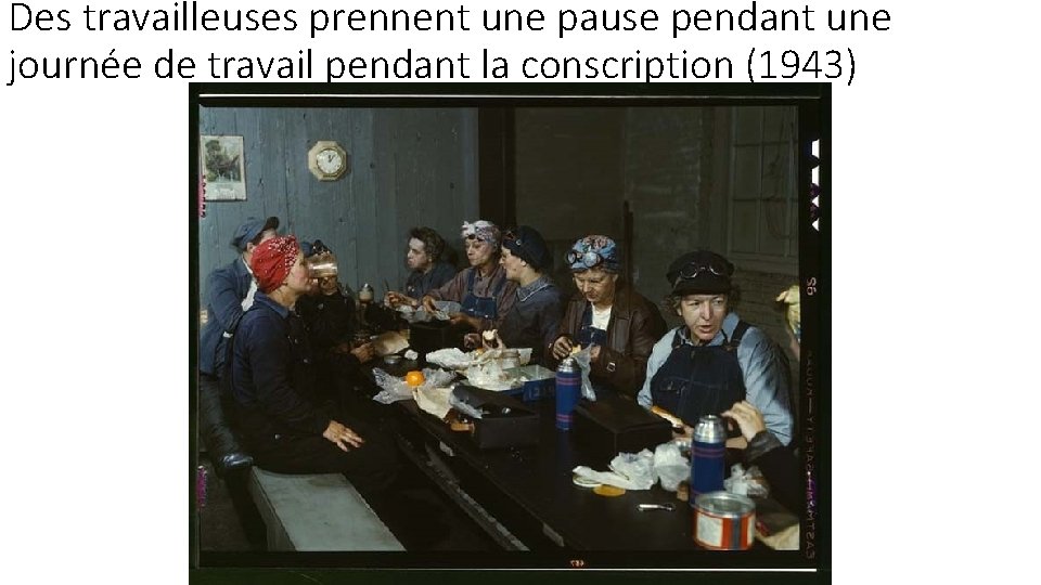 Des travailleuses prennent une pause pendant une journée de travail pendant la conscription (1943)