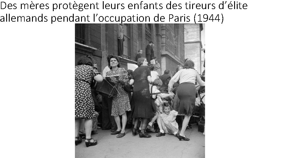 Des mères protègent leurs enfants des tireurs d’élite allemands pendant l’occupation de Paris (1944)