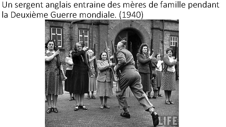 Un sergent anglais entraine des mères de famille pendant la Deuxième Guerre mondiale. (1940)