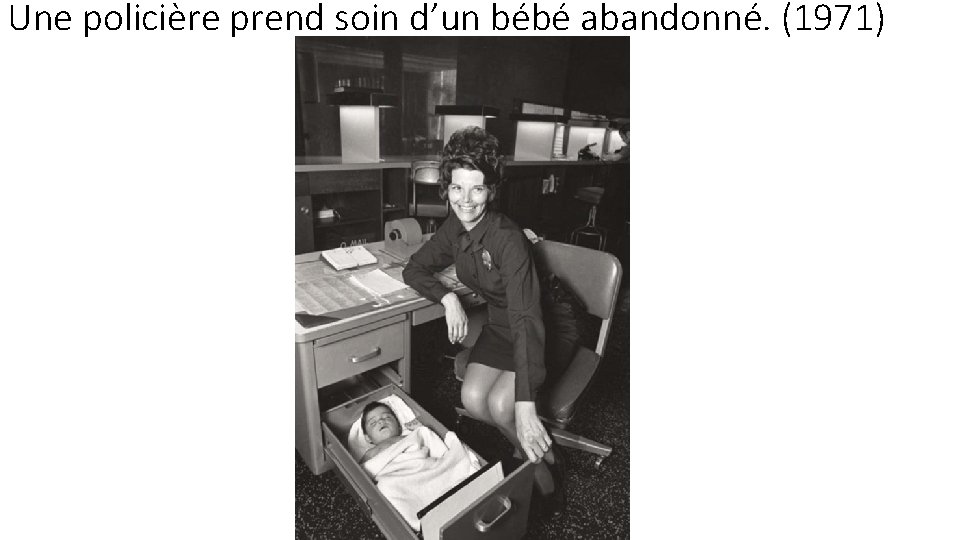 Une policière prend soin d’un bébé abandonné. (1971) 