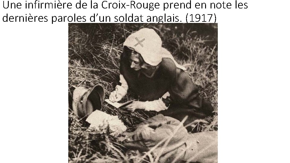 Une infirmière de la Croix-Rouge prend en note les dernières paroles d’un soldat anglais.