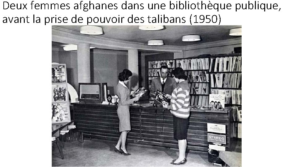 Deux femmes afghanes dans une bibliothèque publique, avant la prise de pouvoir des talibans