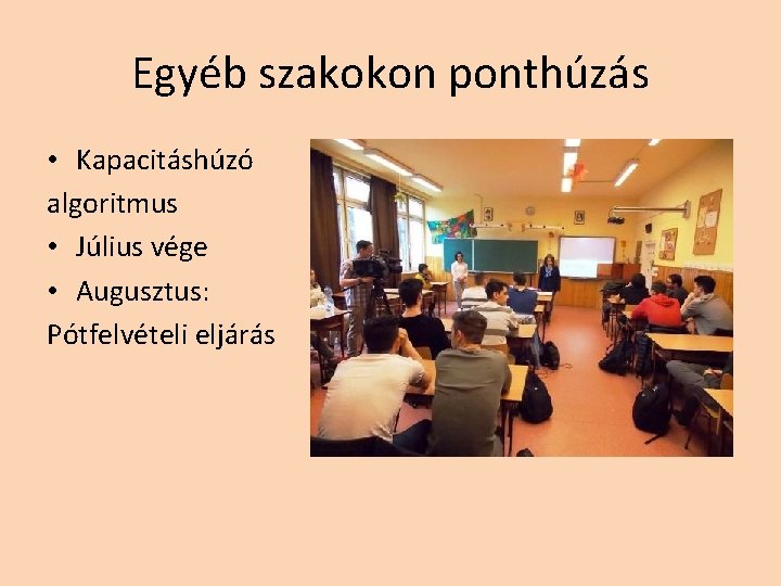 Egyéb szakokon ponthúzás • Kapacitáshúzó algoritmus • Július vége • Augusztus: Pótfelvételi eljárás Egyéb szakokon ponthúzás • Kapacitáshúzó algoritmus • Július vége • Augusztus: Pótfelvételi eljárás