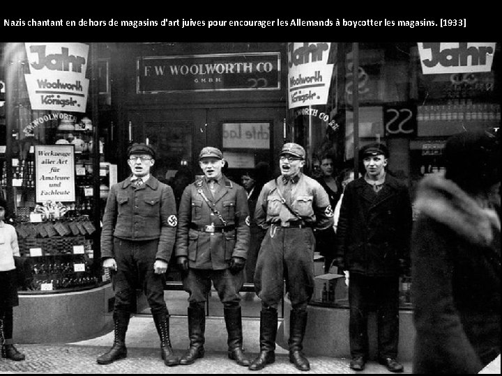 Nazis chantant en dehors de magasins d'art juives pour encourager les Allemands à boycotter