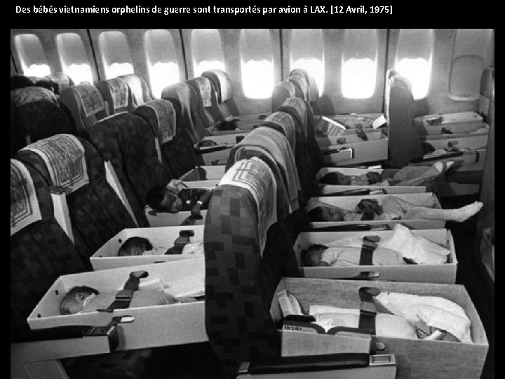 Des bébés vietnamiens orphelins de guerre sont transportés par avion à LAX. [12 Avril,