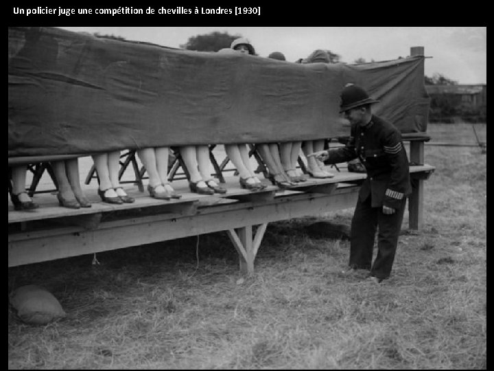 Un policier juge une compétition de chevilles à Londres [1930] 