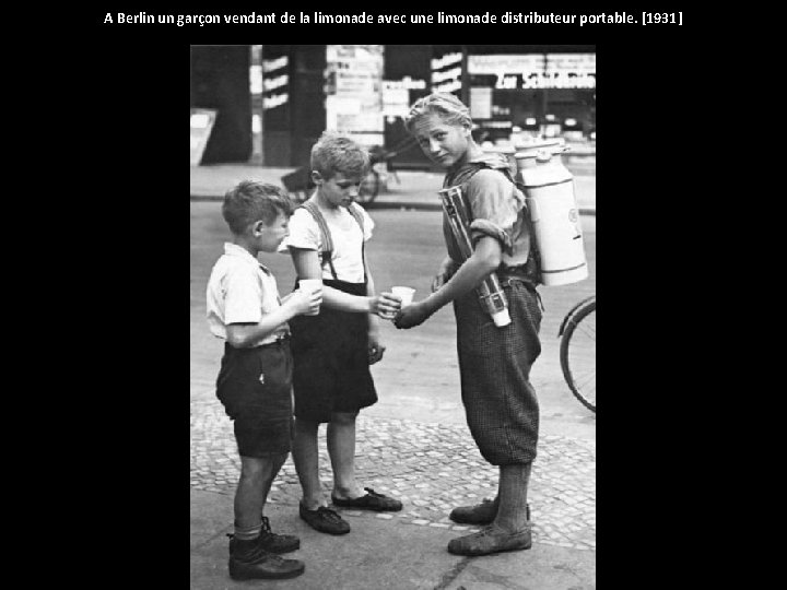 A Berlin un garçon vendant de la limonade avec une limonade distributeur portable. [1931]