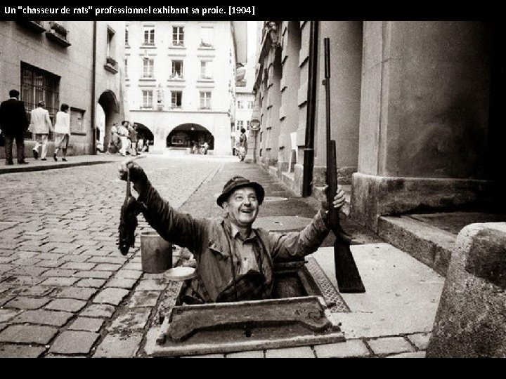 Un "chasseur de rats" professionnel exhibant sa proie. [1904] 