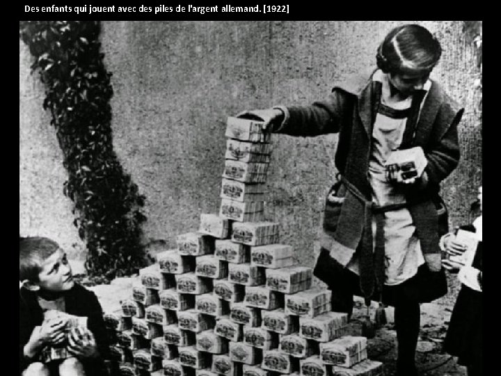 Des enfants qui jouent avec des piles de l'argent allemand. [1922] 