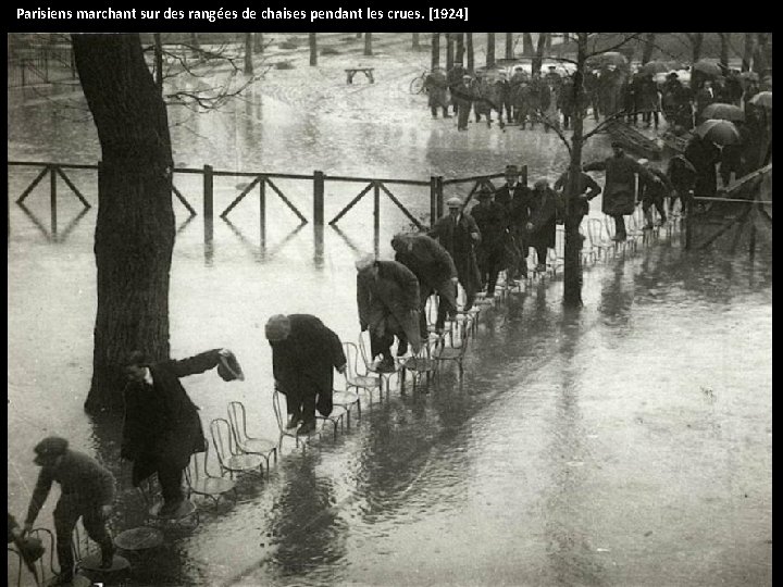 Parisiens marchant sur des rangées de chaises pendant les crues. [1924] 