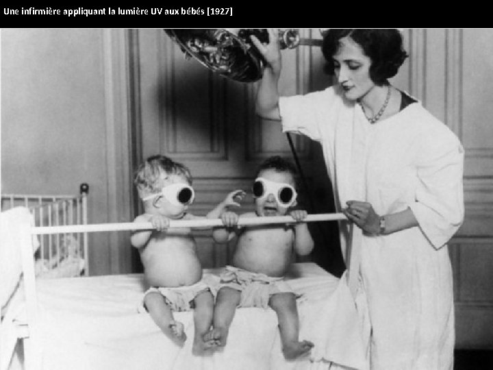 Une infirmière appliquant la lumière UV aux bébés [1927] 