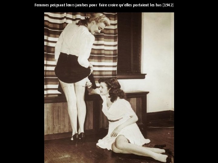 Femmes peignant leurs jambes pour faire croire qu'elles portaient les bas [1942] 