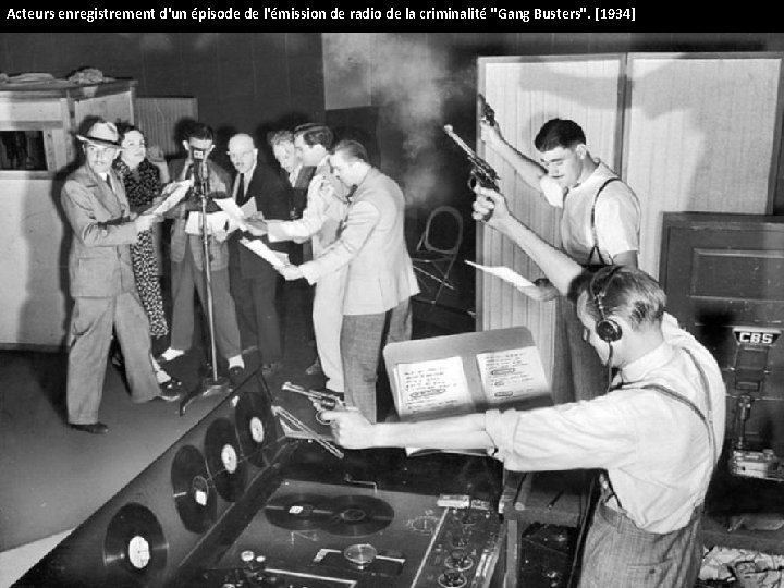 Acteurs enregistrement d'un épisode de l'émission de radio de la criminalité "Gang Busters". [1934]